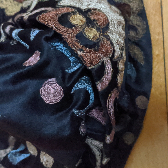 1920s Antique Velvet and Silk Embroidered Cloche, Hat - Picture 7 of 8